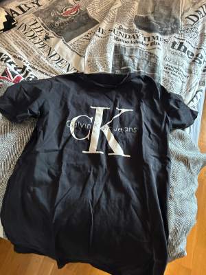 Säljer denna T-shirt pga att jag inte använt den på länge. Mycket bra skick  Köpt på Calvin Klein i Göteborg.  Hör av mig er med frågor eller annat om ni har det. 