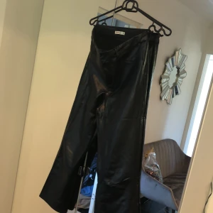 Läderbyxor - Snygga läder byxor, utsvängda nertill. 