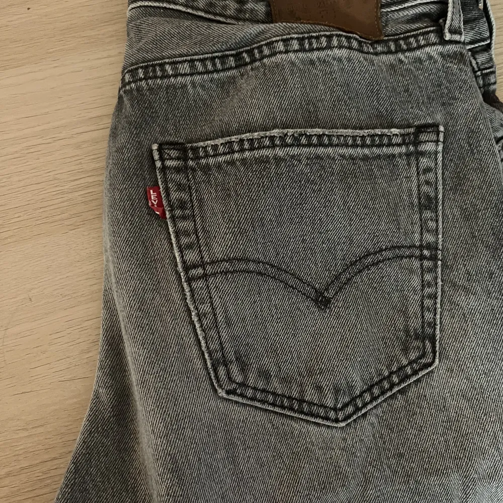 Säljer mina Wide leg jeans från Levis, nypris ca 1200 kr! Skriv vid frågor!🤩. Jeans & Byxor.