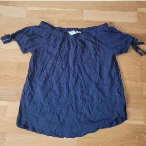 Tshirt  - Jättesöt offshoulder t-shirt från H&M i storlek XS. Den är i nyskick, är bara skrynklig på bilden. Kam fraktas, men köparen står för frakten 💕
