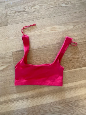 Söt topp ifrån Zara - En helt ny topp ifrån Zara säljes 