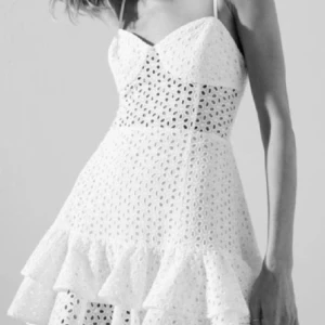 Zara klänning  - Vit supersöt sommarklänning från zara💕aldrig använd men då den köptes på Plick så har den tidigare använts ett fåtal gånger💕 säljer då den var lite stor och inte kommer till någon användning💕 har lite slitage men inget som syns mycket💕