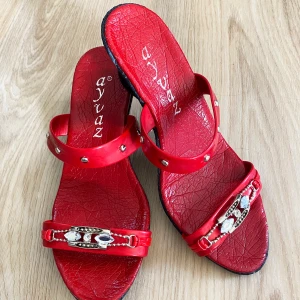 Röda sandaler  - Läckra sandaletter med kilklack  Använd en gång, superfint skick