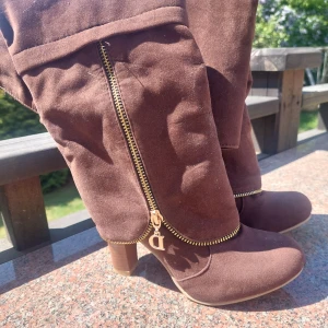 Bruna stövlar - Super fina och unika kneehigh klackar, vet inte vilket märke det är men skulle gissa på att de inte säljs längre ändå. Aldrig använda och i bra skick🤎