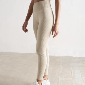 Aimn  - Säljer dessa tränings tights från aimn i storlek xs, dem är i princip aldrig använda och är i nyskick. Nypris 600kr 