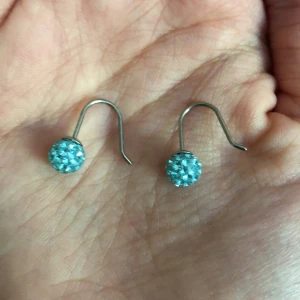 Örhängen - Örhängen med blåglittriga kulor 