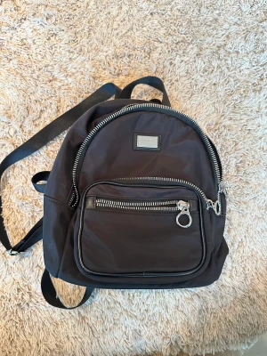 Pull&Bear Black Bag  - En liten ryggsäck från Pull&Bear. Finns inga defekter på väskan. 