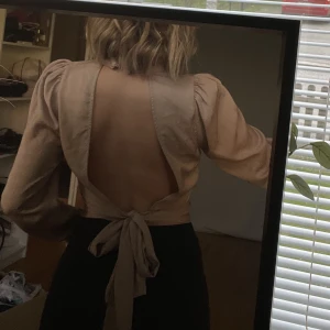 Blus från Ginatricot  - Blus från Ginatricot med öppen rygg