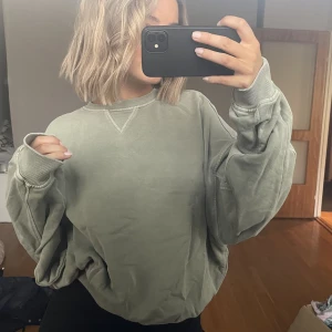 Collegetröja  - Oversized collagetröja