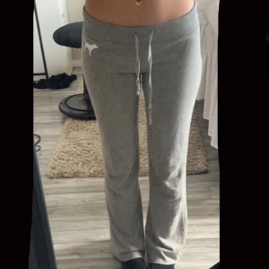 Pink  - Jätte fina lågmidjade botcut mjukisbyxor från Victoria’s secret. Säljer dessa pga de inte kommer till användning!🌺De är lite slitna men fullt användbara.