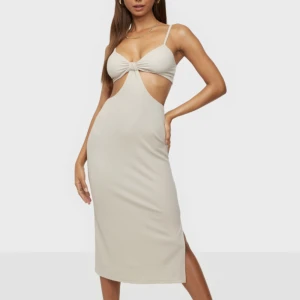 Cut out midi dress  - Säljer denna klänning med cut out i färgen Creme, i storlek XXS. Den är köpt på Nelly. Använd ett fåtal gånger, i bra skick!💘 95% Polyester 5% Elastan
