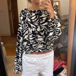 Blus - Snygg blus från hm!! Storlek L men passar mig också som brukar ha S