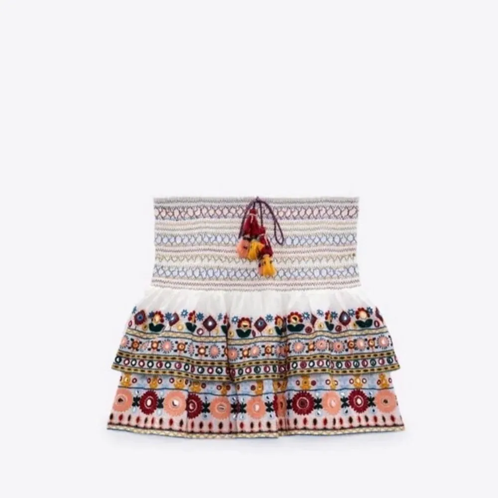 Säljer den här zara kjolen då den aldrig blev använd. Den är helt ny slutsåld och går inte att få tag på längre. Budet ligger på 500kr man kan köpa den direkt för 500kr inkl frakt❤️❤️. Kjolar.
