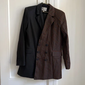 Kavaj - Kavaj i längre modell  Jag har använt denna ett nyår som en klänning, jag är 163 och den passa som en kort klänning