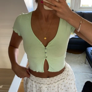 Topp från Australien  - Säljer min älskade gröna sommartopp som jag köpte i australien, storlek s<3 jättefint skick!! 