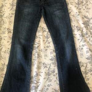 Jeans i mycket bra shick i storlek S (W23 , L32) Innerben längd - ca 78 cm  Midja - ca 75 cm   För mer mått skriv! 🌸