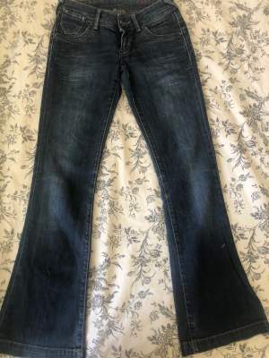 Jeans i mycket bra shick i storlek S (W23 , L32) Innerben längd - ca 78 cm  Midja - ca 75 cm   För mer mått skriv! 🌸