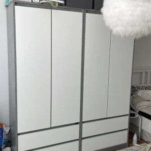 Garderob - Två stycken garderober i vitt och grått köpta på Jysk för cirka 2 år sen. Väldigt fint skick och fräsch då det inte har används så mycket. Går att köpa separat men säljer helst dem tillsammans. 1000kr styck måtten på en garderob är 80*193cm