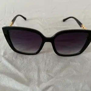 Ett par svarta jätte snygga solglasögon med fina detaljer. Använts 1-2 gånger. Inga repor på glaset eller andra defekter heller. Priset går givetvis att diskutera 🫶🏼 skriv om ni har frågor