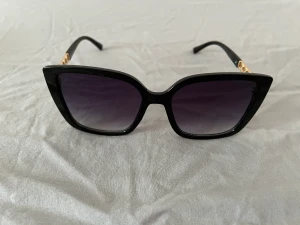 Svart solglasögon  - Ett par svarta jätte snygga solglasögon med fina detaljer. Använts 1-2 gånger. Inga repor på glaset eller andra defekter heller. Priset går givetvis att diskutera 🫶🏼 skriv om ni har frågor