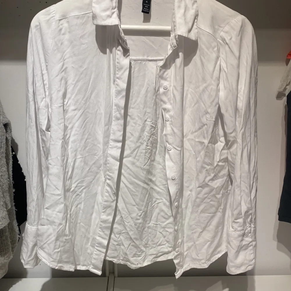 Säljer denna vita skjorta då den är för kort i ärmarna på mig! Fin! Använd 1 gång! Fin till den lila ”tröjan” som lagdes upp innan denna!. Skjortor.