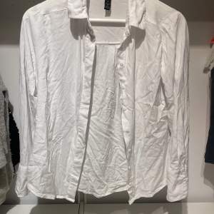 Säljer denna vita skjorta då den är för kort i ärmarna på mig! Fin! Använd 1 gång! Fin till den lila ”tröjan” som lagdes upp innan denna!
