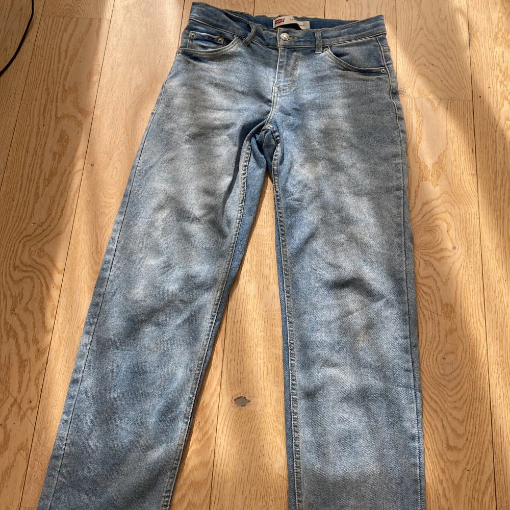 Levis jeans som är lätt andvända köpta på kids brand store för 600kr mitt pris 200 storlek 14 y . Jeans & Byxor.