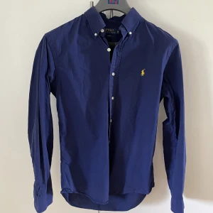 Polo Ralph Lauren - Snygg skjorta som passar bra till en ljus byxa dvs.beige eller vit. Fint skick med slim passform. 