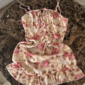 Klänning blommig  - Blommig söt klänning  Stl s