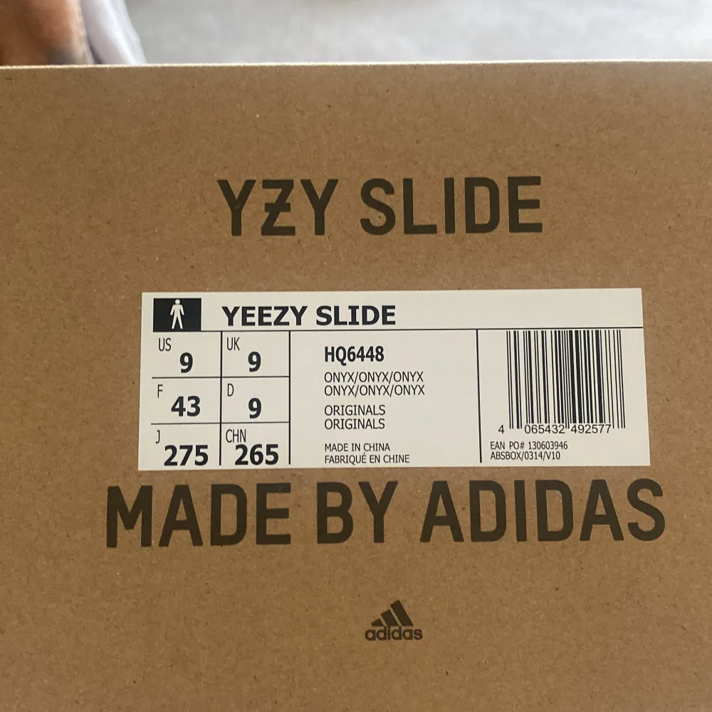 Yeezy slide ”onyx”. Dessa är helt nya med box. Digitalt kvitto från adidas finns. Hör av er vid frågor eller mer bilder😊. Skor.