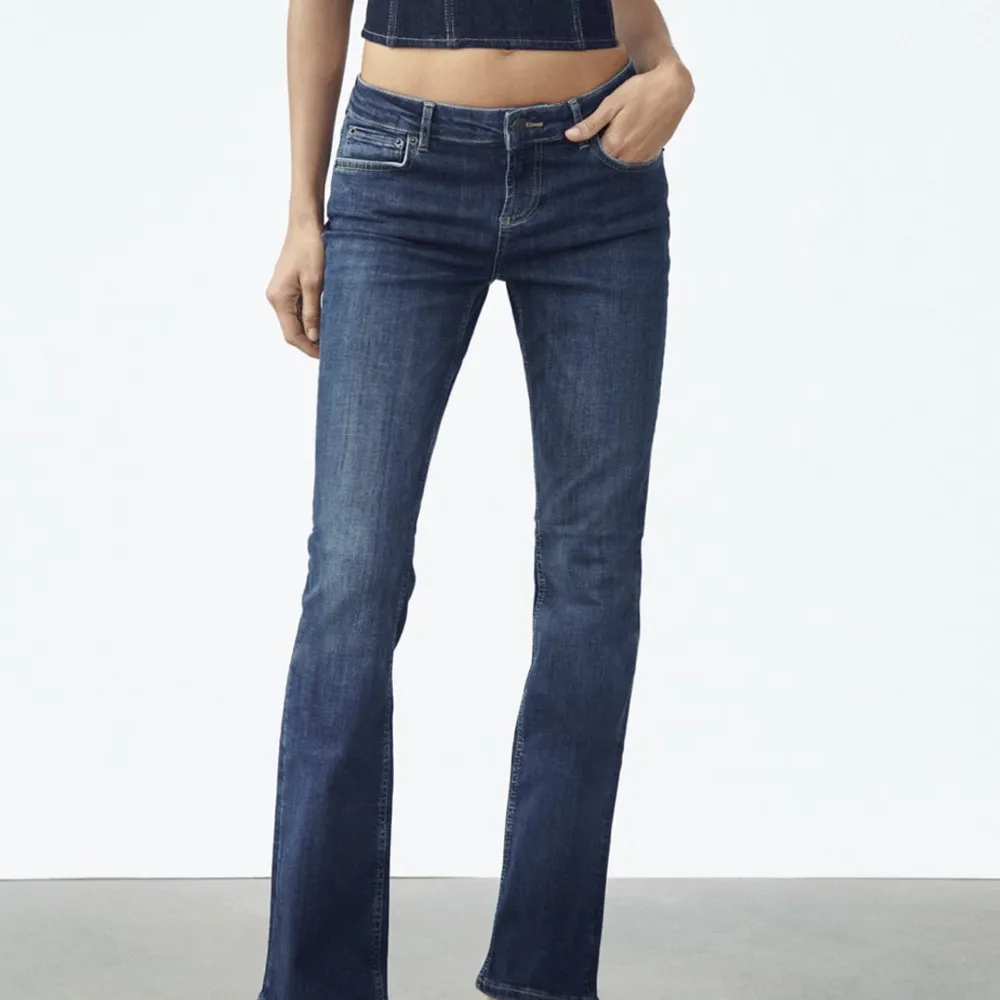 Superfina blåa low waist jeans från zara. Använt fåtal ggr så superbra skick med inga defekter. ❣️❣️❣️🙌🏻 . Jeans & Byxor.