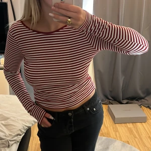Randig tröja  - Säljer min jättesnygga röd/vit randiga tröja från hm och den är helt slutsåld i den här färgen!❤️Den har öppen rygg men du kan också vända på den så du får urringat framtill om du vill❤️använd Max 2 gånger och säljer för att jag måste rensa☹️nypris: 350 kr💕