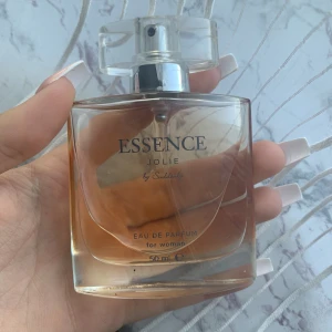 Parfym by Suddenly - En otrolig doft, har en söt och vanilj aktig doft. Tyvär så är den för stark för min doft, därav säljer jag den