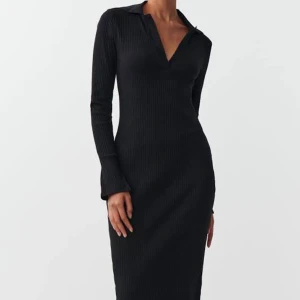 Ribbad klänning - Svart super fin ribbad klänning från Kappahl  Aldrig använd endast testad då jag fick fel strl