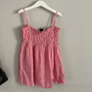 Linne - En klänning i stl 122-128. Passar perfekt som ett linne till mig som har stl 146-152, 158-164. Jätte fin säljer för att den inte kommer till användning. Fint skick!