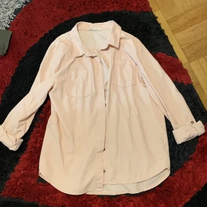 Skjorya - Fin rosa skjorta säljes. Använd ett par gånger. Storlek 170