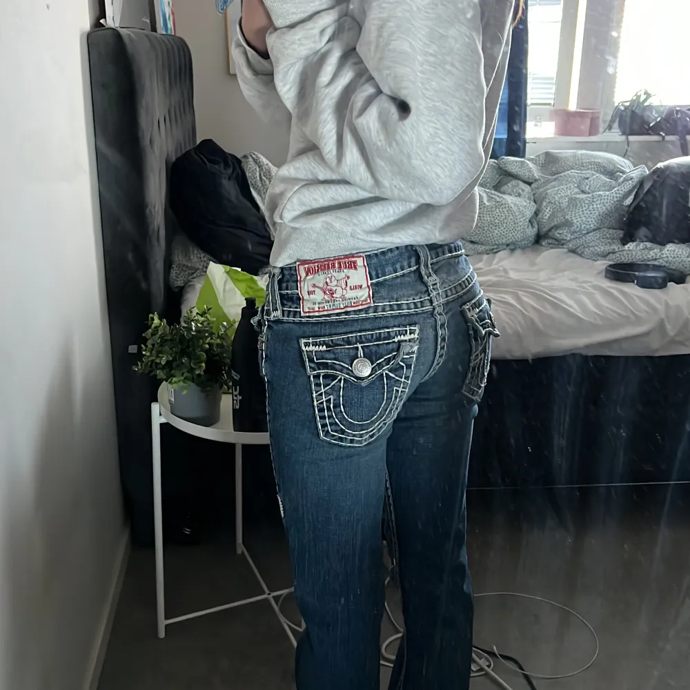 Säljer ett par jätte coola jeans som inte kommer till användning eftersom dom är lite för stora för mig  . Jeans & Byxor.