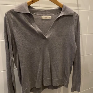 Stickad grå tröja  - Superfin grå stickad tröja från Mango. Lite tunnare i materialet så väldigt skön och bekväm💓