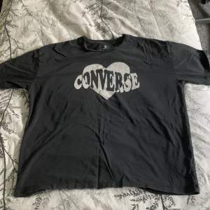 En oversized svart/grå converse tröja med fin design.