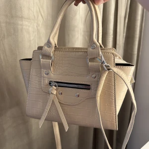 liten väska  - liten beige väska, det långa axelbandet är avtagbart🤍