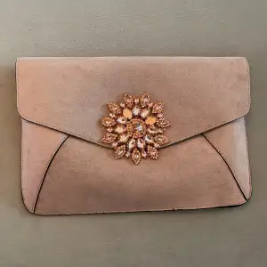 Aldrig använt Jättefin väska!! Rosa/rosé väska med kedja (går att gömma kedjan som bilden 1)  Envelop clutch with a front lap. 