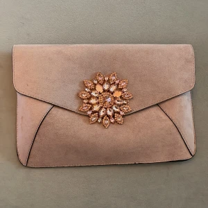 Väska/Clutch - Aldrig använt Jättefin väska!! Rosa/rosé väska med kedja (går att gömma kedjan som bilden 1)  Envelop clutch with a front lap. 