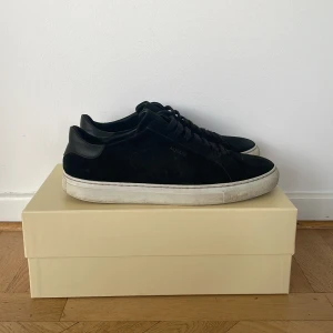 Axel arigato clean 90  - Säljer ett par schyssta arigatos i storlek 42 som motsvarar UK8 skicket är 6/10 