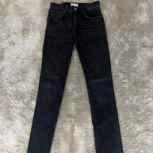 Raka svarta mid-rise jeans från Zara, säljs då dem är för små för mig