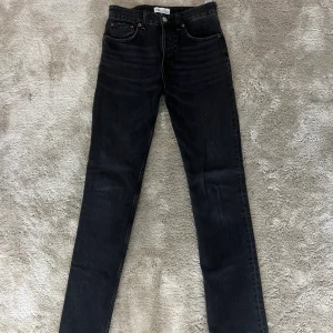 Mis-rise jeans Zara - Raka svarta mid-rise jeans från Zara, säljs då dem är för små för mig