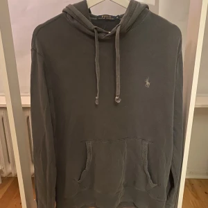 Polo ralphlauren hoodie - Tja säljer nu den är schyssta polo ralphlauren Hoodien. Tröjan är i ett rätt bra skick 7/10 men har ett litet hål som du ser på bild tre, men det är omärkt jag såg först hålet nu. tröjan är i storlek S. Riktigt snygg tröja till skolan!