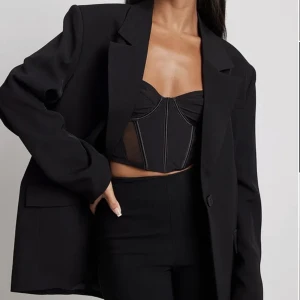 Korsett top - Svart korsett. Endast använd ett fåtal gånger. Nypris 349.