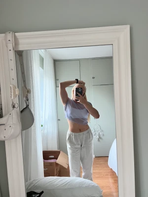 Glittrig topp - Lila superfin topp. Aldrig använd 