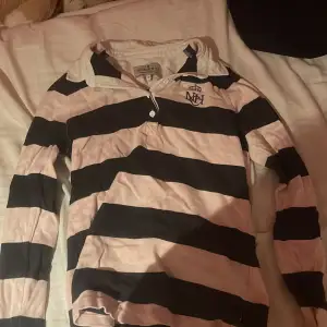 Vintage märkes kläder rosa och svart med en vit collar 
