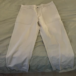 YSL Workpants 36/34 - Ysl byxor i storlek 36/34 ganska baggy men inte överdrivet. Uppklippta men väldigt lite 
